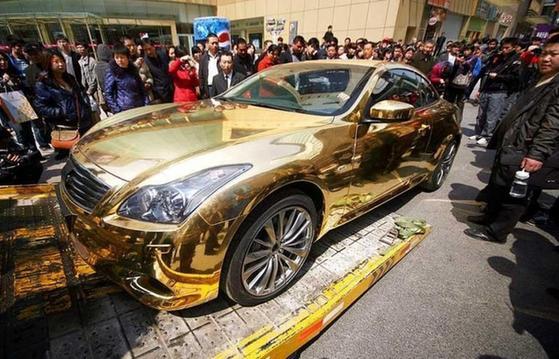 土豪金iPhone 5s大賣(mài)催生黃金浴缸及內(nèi)衣