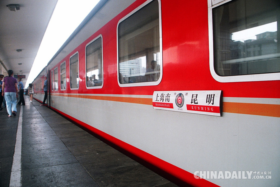 見證中國(guó)火車變遷史：從綠皮車到高鐵動(dòng)車