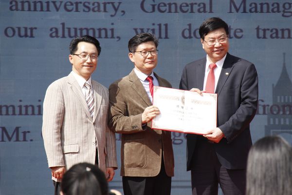 韓翻譯企業(yè)向?qū)ν饨?jīng)濟(jì)貿(mào)易大學(xué)捐贈(zèng)價(jià)值300萬元的翻譯軟件