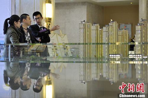 資料圖 置業(yè)顧問向民眾推薦商品房戶型。 <a target=&apos;_blank&apos; href=&apos;http://www.chinanews.com/&apos; _fcksavedurl=&apos;http://www.chinanews.com/&apos; _fcksavedurl=&apos;http://www.chinanews.com/&apos;></p></table><p align=