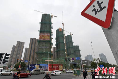 資料圖：商品房在建中。 <a target=&apos;_blank&apos; href=&apos;http://www.chinanews.com/&apos; _fcksavedurl=&apos;http://www.chinanews.com/&apos;></table><p align=