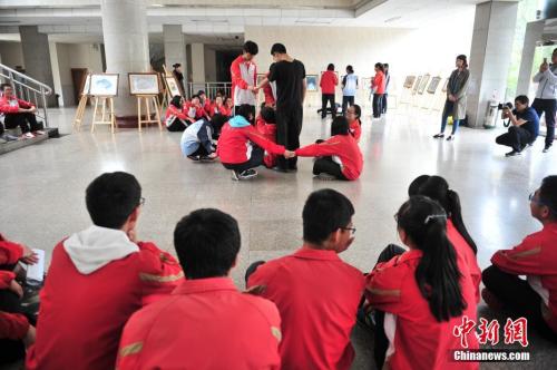 資料圖：高考臨近，昆明市第一中學(xué)組織高三學(xué)生參加心理輔導(dǎo)課程。<a target=&apos;_blank&apos; href=&apos;http://www.chinanews.com/&apos; _fcksavedurl=&apos;http://www.chinanews.com/&apos;></table><p align=