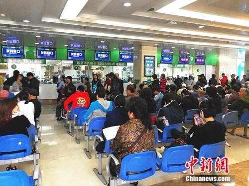 資料圖：北醫(yī)三院的發(fā)藥窗口。<a target=&apos;_blank&apos; href=&apos;http://www.chinanews.com/&apos; _fcksavedurl=&apos;http://www.chinanews.com/&apos; ></table><p align=
