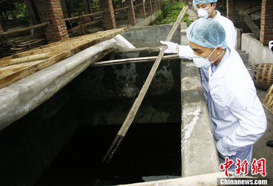 資料圖：檢測(cè)人員對(duì)警方查獲的制售潲水油窩點(diǎn)內(nèi)的半成品油進(jìn)行檢測(cè)。<a target=&apos;_blank&apos; href=&apos;http://www.chinanews.com/&apos; _fcksavedurl=&apos;http://www.chinanews.com/&apos;></table><p align=