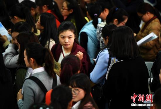 昆明多家學校招聘校長、教師 近萬人求職。<a target=&apos;_blank&apos; href=&apos;http://www.chinanews.com/&apos; _fcksavedurl=&apos;http://www.chinanews.com/&apos;></table><p align=