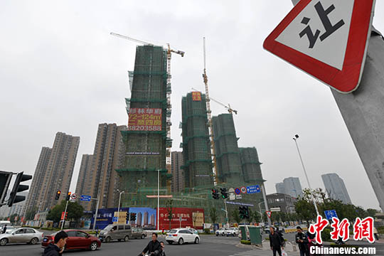 資料圖：福州一處商品房在建中。 <a target=&apos;_blank&apos; href=&apos;http://www.chinanews.com/&apos; _fcksavedurl=&apos;http://www.chinanews.com/&apos;></table><p align=