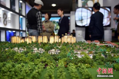 資料圖：售樓人員向顧客介紹樓盤(pán)。 <a target=&apos;_blank&apos; href=&apos;http://www.chinanews.com/&apos; _fcksavedurl=&apos;http://www.chinanews.com/&apos; ></table><p align=