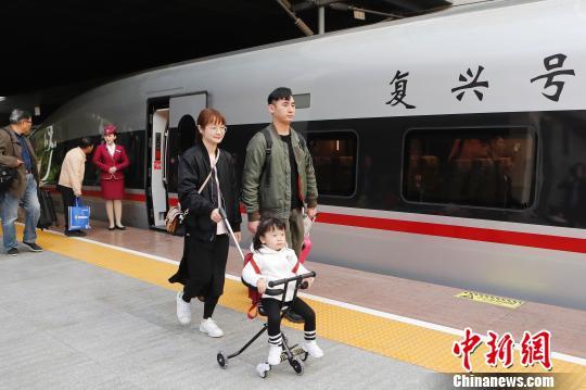 鐵路實行新列車運行圖 上海站首開“復(fù)興號”京滬高鐵列車