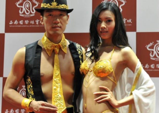 土豪金iPhone 5s大賣(mài)催生黃金浴缸及內(nèi)衣